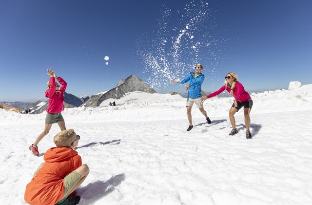 Schneeballschlacht am Hintertuxer Gletscher Schneeballschlacht am Hintertuxer Gletscher