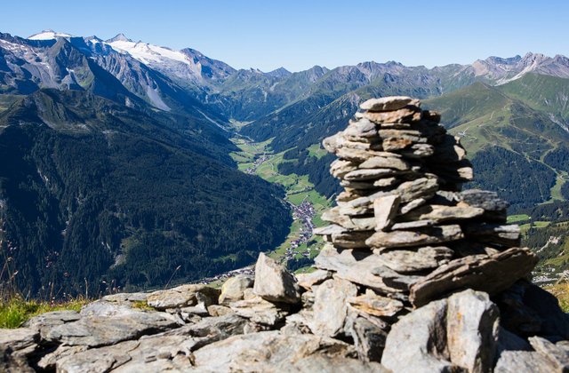 Steinmandl mit Blick Richtung Hintertuxer Gletscher Steinmandl mit Blick Richtung Hintertuxer Gletscher